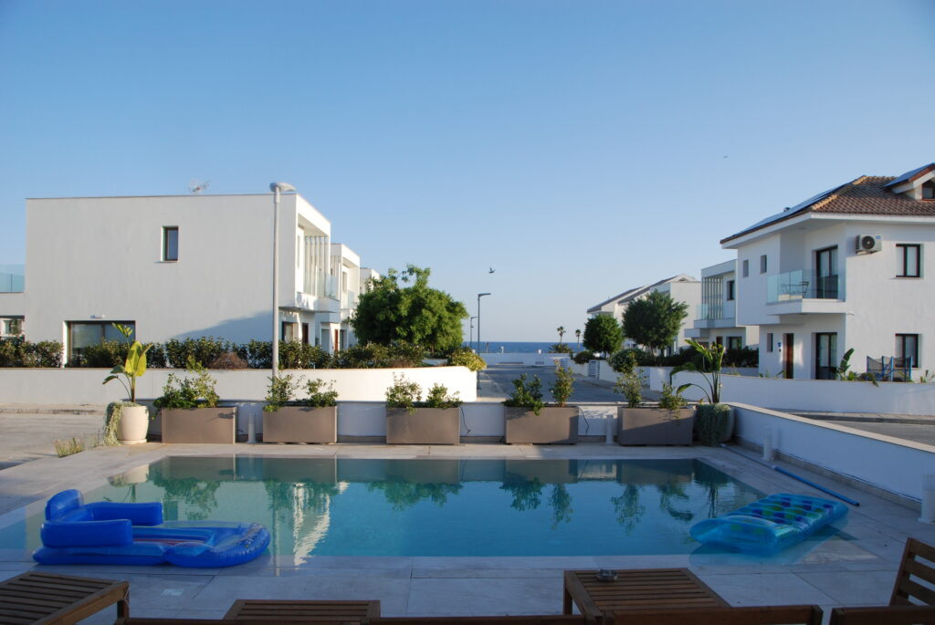 Private pool with direct sea view